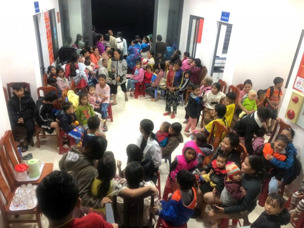 Gần 200 người dân chạy lũ thôn 1, xã Trà Leng được sơ tán và trú ngụ an toàn tại trụ sở Công an xã.