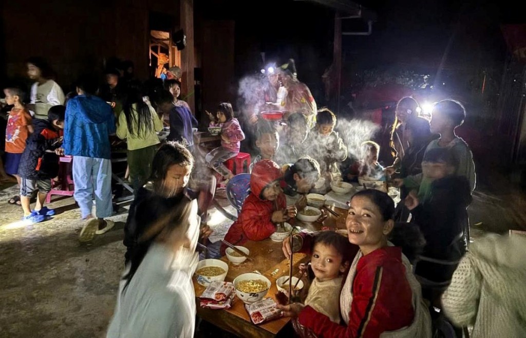 Công an xã Trà Leng sơ tán khẩn cấp gần 200 người dân