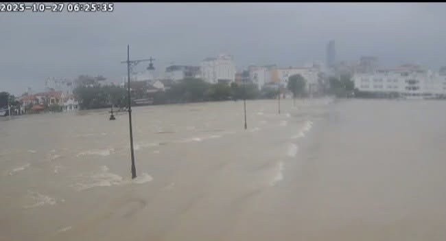Mưa lớn kéo dài khiến khu vực cầu Đập Đá và các công viên ven sông Hương bị nước tràn, ngập sâu Mưa lớn kéo dài khiến khu vực cầu Đập Đá và các công viên ven sông Hương bị nước tràn, ngập sâu