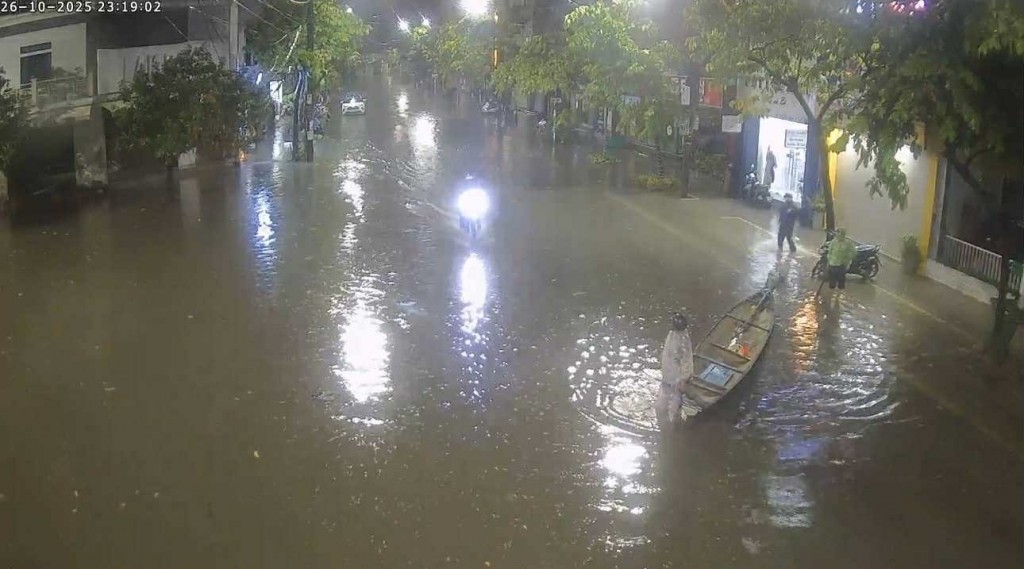 Các hồ chứa tăng lưu lượng điều tiết khiến mực nước các sông dâng cao, nhiều tuyến đường nội đô bị ngập Các hồ chứa tăng lưu lượng điều tiết khiến mực nước các sông dâng cao, nhiều tuyến đường nội đô bị ngập