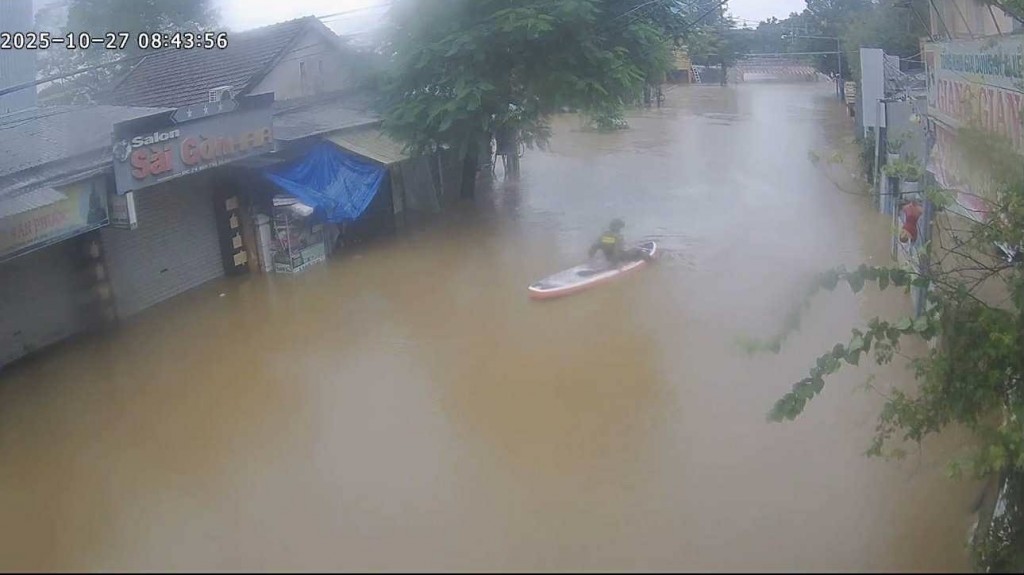 Nhiều tuyến đường ở TP Huế bị ngập sâu từ 0,3 - 0,5m, gây khó khăn cho người dân đi lại trong ngày đầu tuần Nhiều tuyến đường ở TP Huế bị ngập sâu từ 0,3 - 0,5m, gây khó khăn cho người dân đi lại trong ngày đầu tuần