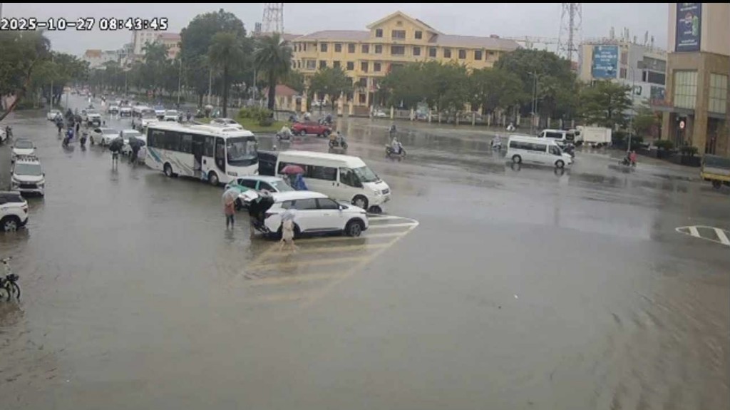 Hàng loạt tuyến đường trung tâm TP Huế chìm trong biển nước, phương tiện di chuyển khó khăn Hàng loạt tuyến đường trung tâm TP Huế chìm trong biển nước, phương tiện di chuyển khó khăn