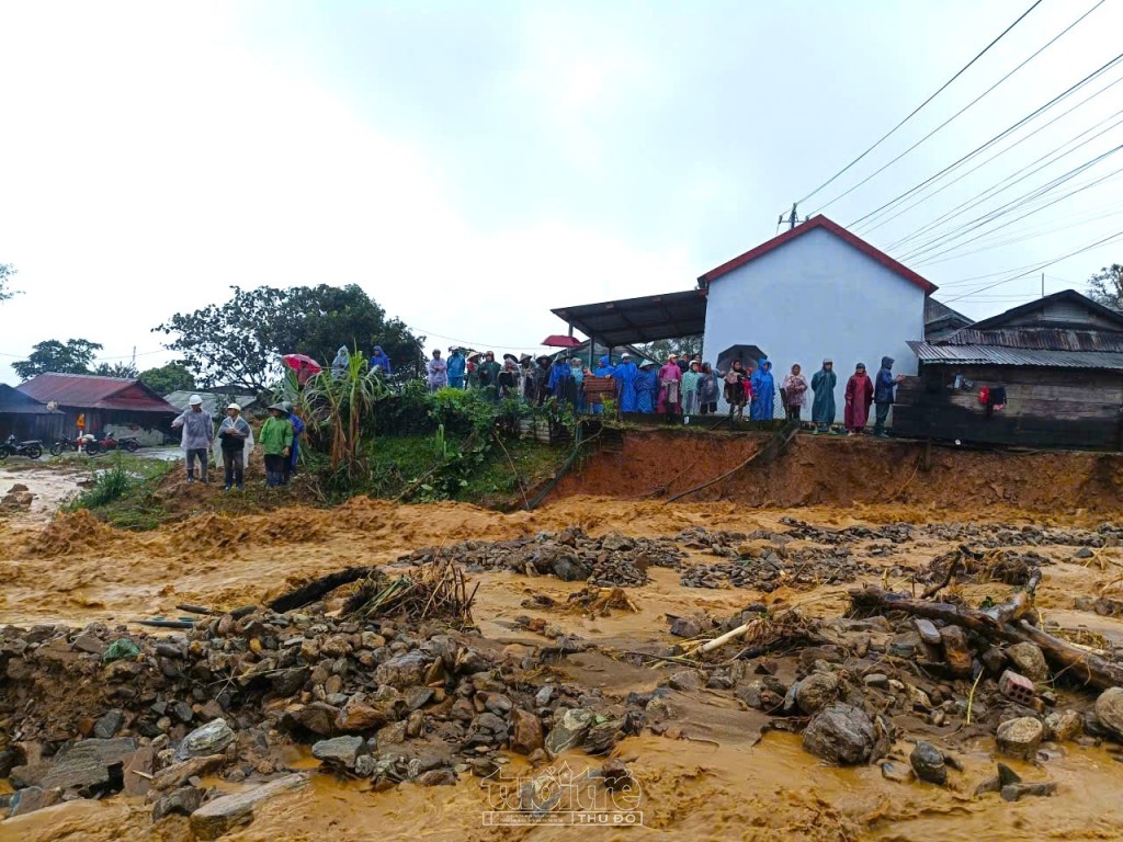 Xã biên giới Đăk Plô sạt lở, khẩn cấp di dời 26 hộ dân Xã biên giới Đăk Plô sạt lở, khẩn cấp di dời 26 hộ dân