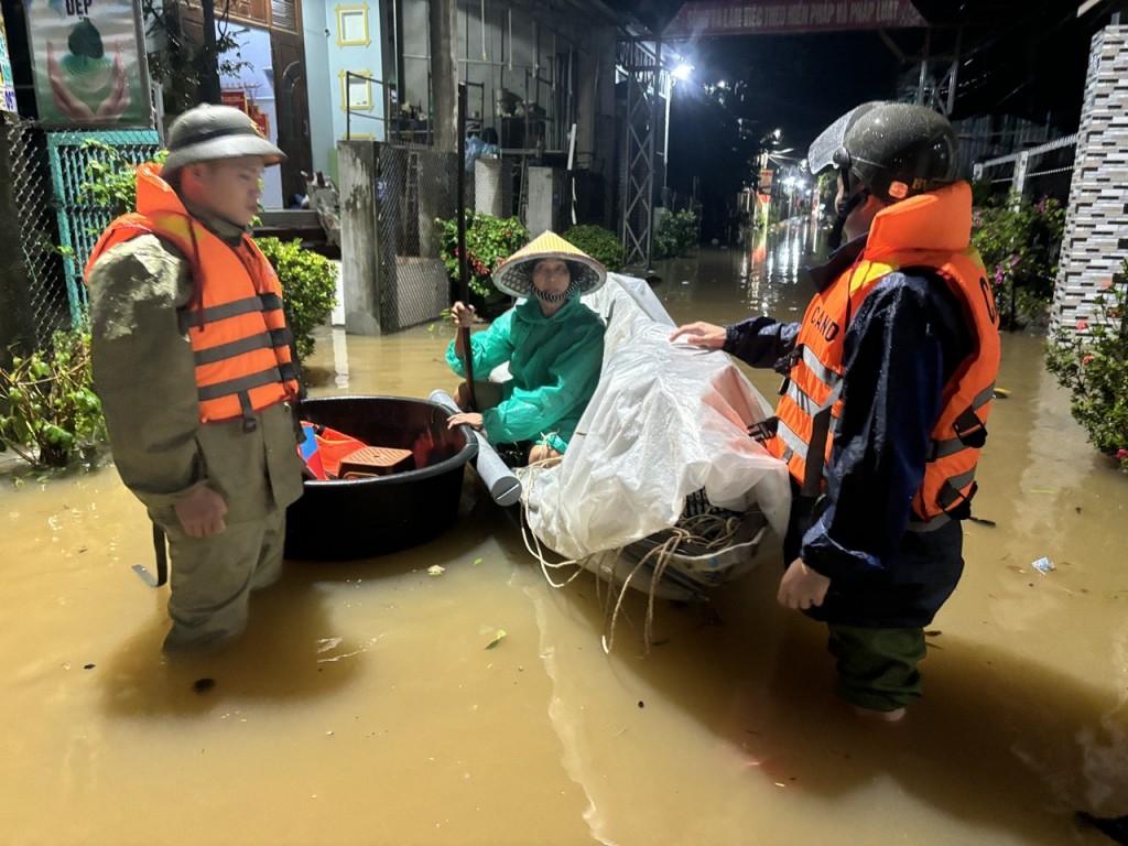Lực lượng Công an xã Thượng Đức hỗ trợ người dân di dời, kê cao tài sản trong đêm. (Ảnh: C.A Đà  Nẵng)