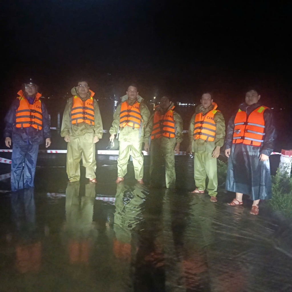 Lực lượng Công an tổ chức chốt chặn trên các tuyến đường bị ngập nặng (Ảnh: C.A Đà  Nẵng)