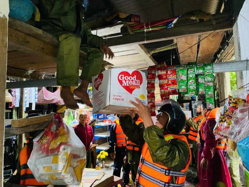 Lực lượng Công an, Quân sự xã hỗ trợ sơ tán và di dời tài sản của người dân đến nơi an toàn(Ảnh: C.A Đà  Nẵng)