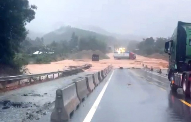 Lũ ào ạt tràn qua cao tốc La Sơn - Túy Loan