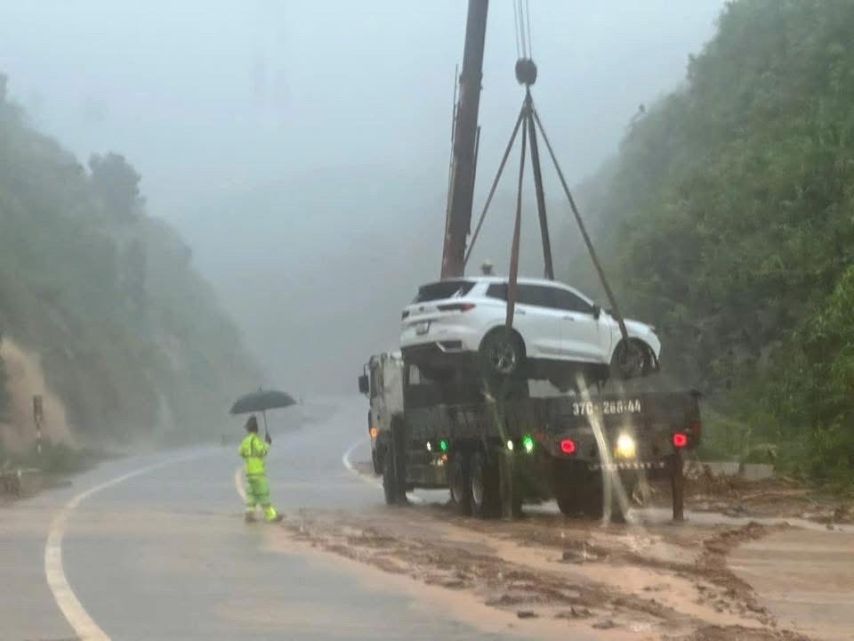 Chiếc xe ôtô bị trôi 20m do mưa lớn gây sạt lở đất đá tại Km12 cao tốc La Sơn - Túy Loan 