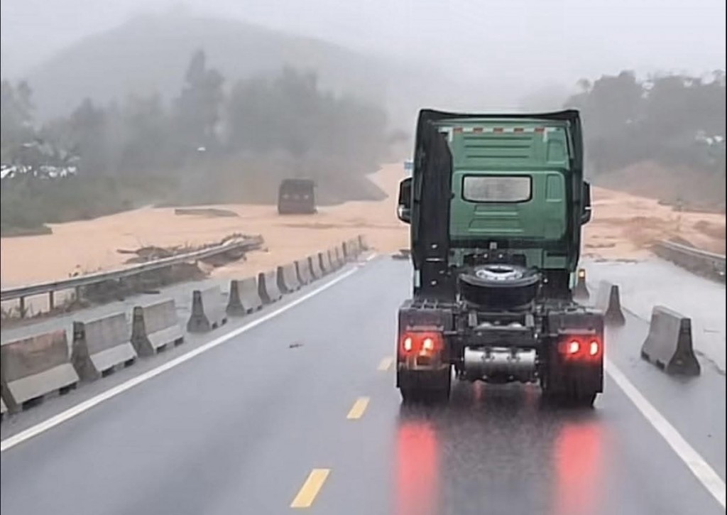 Nước chảy siết kèm theo đất đá sạt lở tràn qua cao tốc La Sơn - Túy Loan, gây chia cắt, ảnh hưởng an toàn giao thông