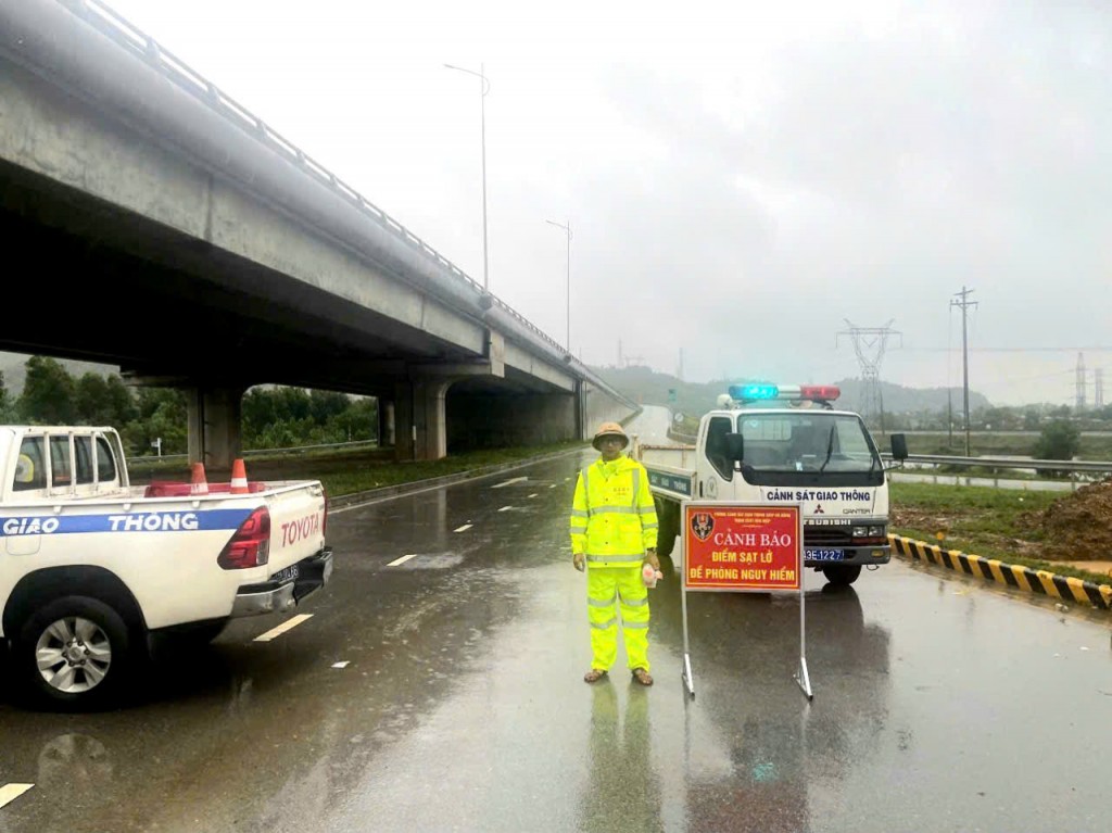 Lực lượng Cảnh sát Giao thông TP Đà Nẵng lắp đặt biển cảnh báo các khu vực nguy cơ sạt lở, ngập lụt, đảm bảo an toàn cho các phương tiện di chuyển 