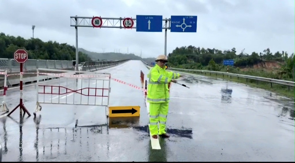 Lực lượng Cảnh sát Giao thông TP Đà Nẵng điều tiết phân luồng đảm bảo an toàn giao thông