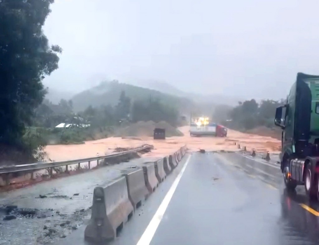 Nhiều tài xế buộc phải dừng xe chờ nước rút, khiến giao thông trên cao tốc bị tê liệt 