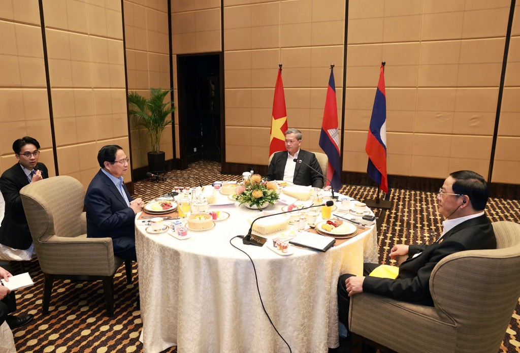 Ba Thủ tướng trao đổi về các lĩnh vực hợp tác chung và các vấn đề quốc tế, khu vực cùng quan tâm - Ảnh: VGP/Nhật Bắc Ba Thủ tướng trao đổi về các lĩnh vực hợp tác chung và các vấn đề quốc tế, khu vực cùng quan tâm - Ảnh: VGP/Nhật Bắc