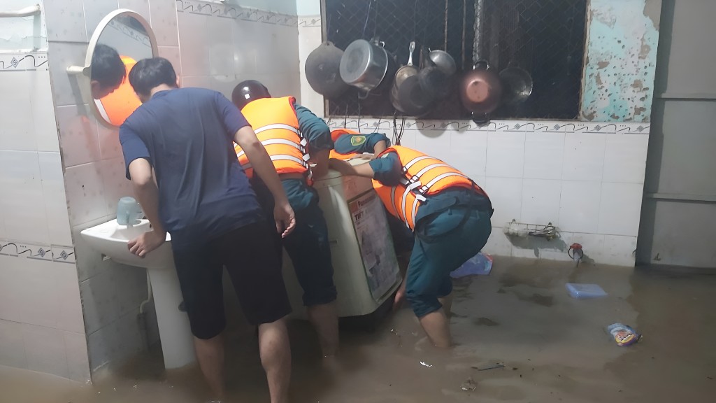 lực lượng phòng chống triều cường, ngập lụt, giúp đỡ Nhân dân tại khu vực phường Thuận An trong những ngày qua lực lượng phòng chống triều cường, ngập lụt, giúp đỡ Nhân dân tại khu vực phường Thuận An trong những ngày qua