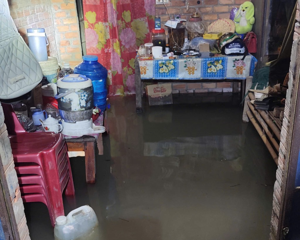 Chính quyền cùng người dân chung sức ứng phó triều cường Chính quyền cùng người dân chung sức ứng phó triều cường