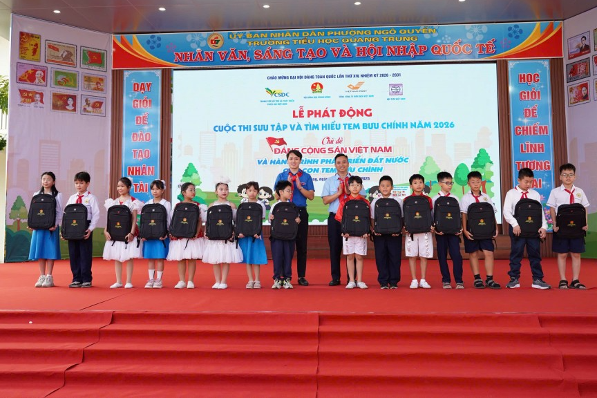 Ban tổ chức trao tặng quà đến các em thiếu nhi Ban tổ chức trao tặng quà đến các em thiếu nhi