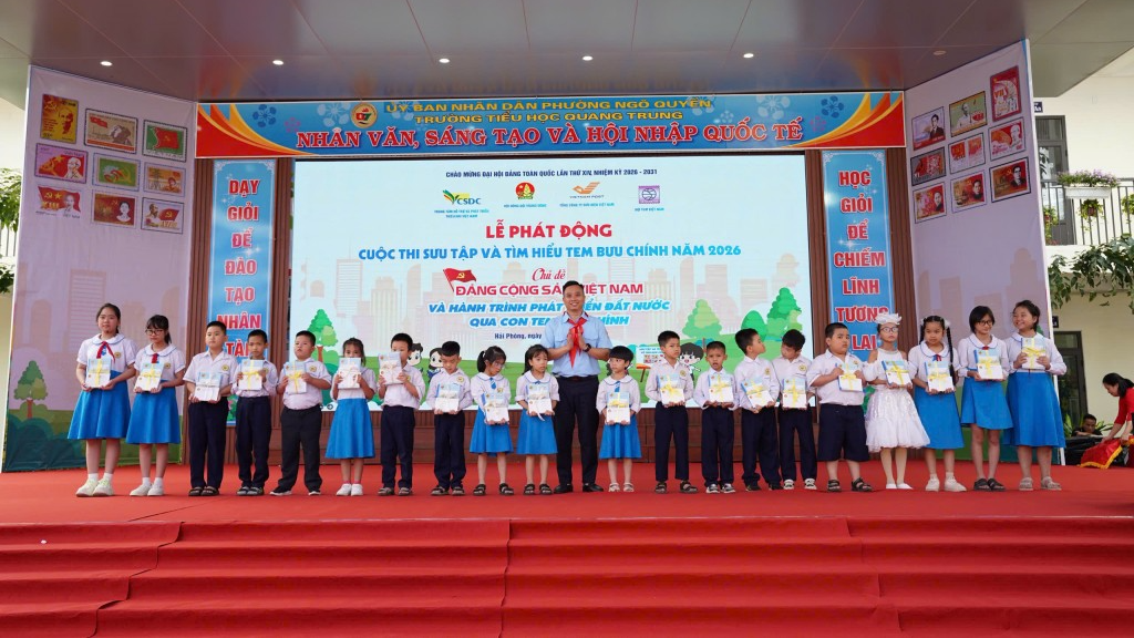 Hành trình phát triển đất nước qua con tem bưu chính Hành trình phát triển đất nước qua con tem bưu chính