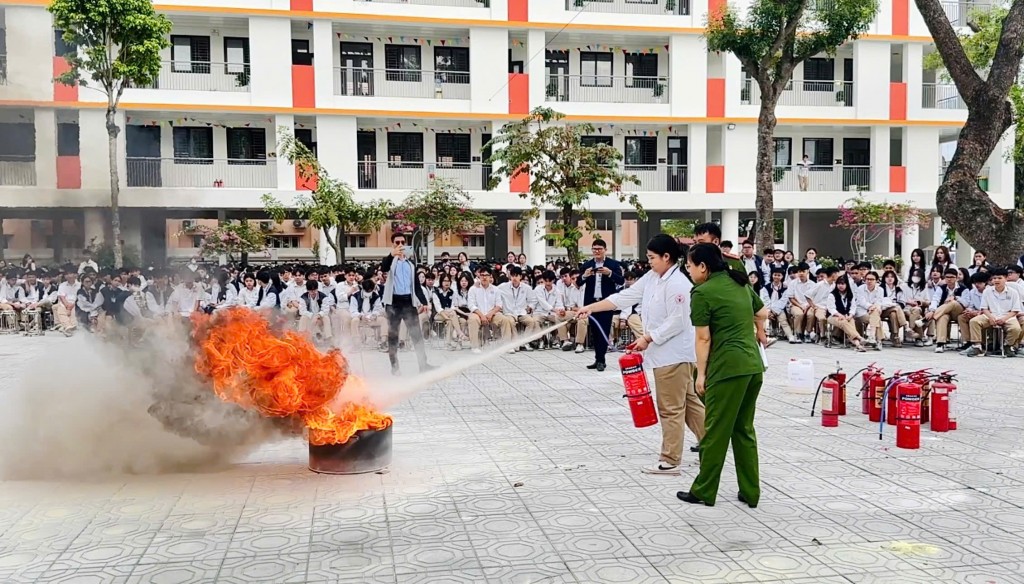 Trang bị kiến thức pháp luật và kỹ năng phòng cháy chữa cháy cho học sinh Trang bị kiến thức pháp luật và kỹ năng phòng cháy chữa cháy cho học sinh