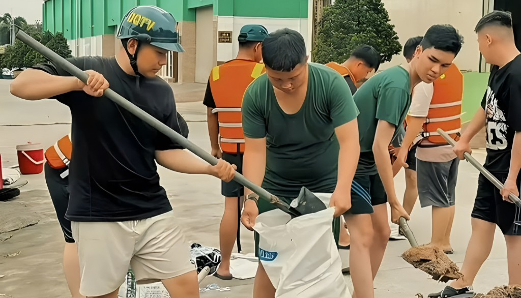 Lực lượng dân quân phường Lái Thiêu phối hợp cùng các khu phố kiểm tra, gia cố bờ bao, kênh rạch có nguy cơ sạt lở, hỗ trợ người dân di chuyển tài sản đến nơi an toàn. Lực lượng dân quân phường Lái Thiêu phối hợp cùng các khu phố kiểm tra, gia cố bờ bao, kênh rạch có nguy cơ sạt lở, hỗ trợ người dân di chuyển tài sản đến nơi an toàn.