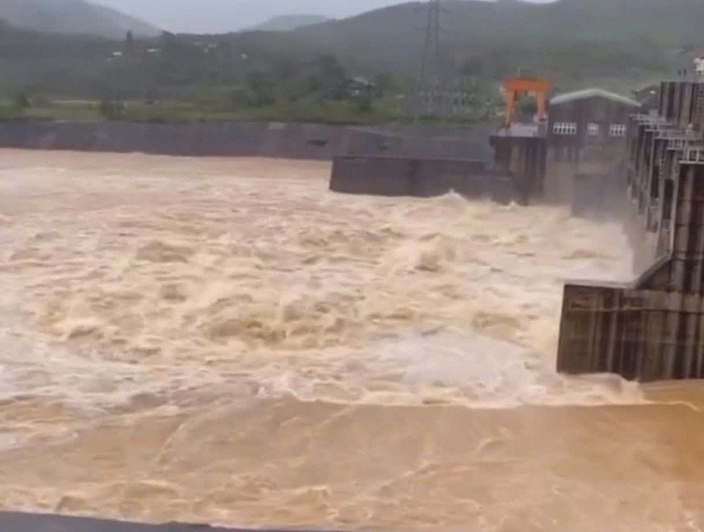 Xả lũ thuỷ điện Sông Tranh 3 Xả lũ thuỷ điện Sông Tranh 3