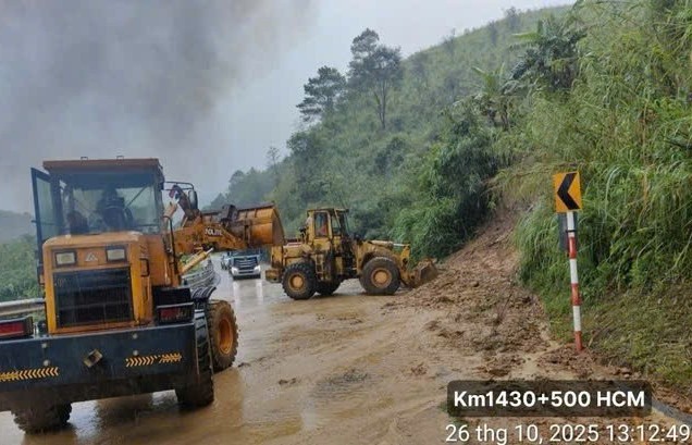 Mưa lớn, nhiều đoạn đường Hồ Chí Minh sạt lở nghiêm trọng