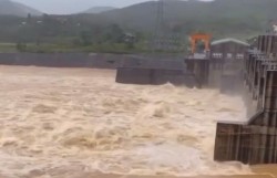 Thượng nguồn mưa lớn, thủy điện Đà Nẵng liên tục điều tiết xả lũ