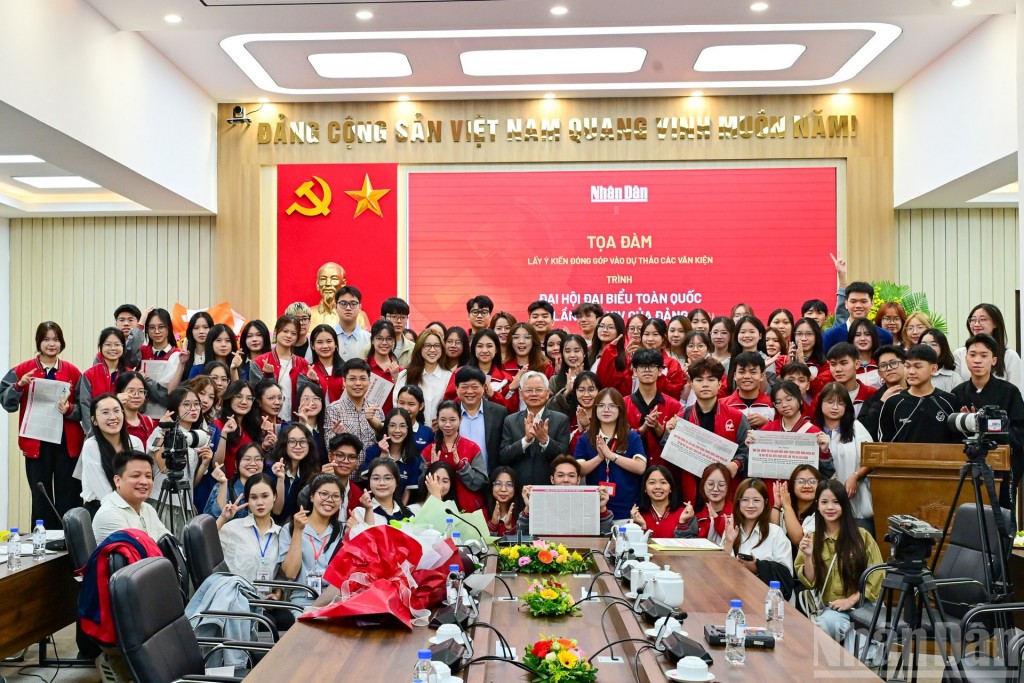 Các vị khách mời chụp ảnh lưu niệm cùng các bạn học sinh, sinh viên sau tọa đàm Các vị khách mời chụp ảnh lưu niệm cùng các bạn học sinh, sinh viên sau tọa đàm