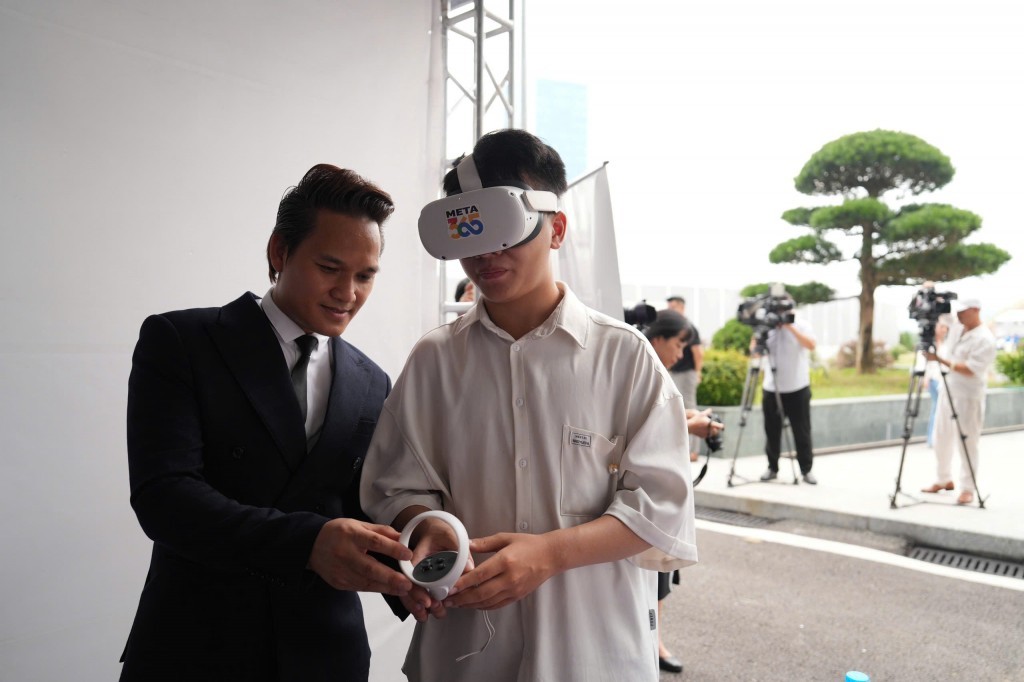 Bạn trẻ trải nghiệm công nghệ thực tế ảo 