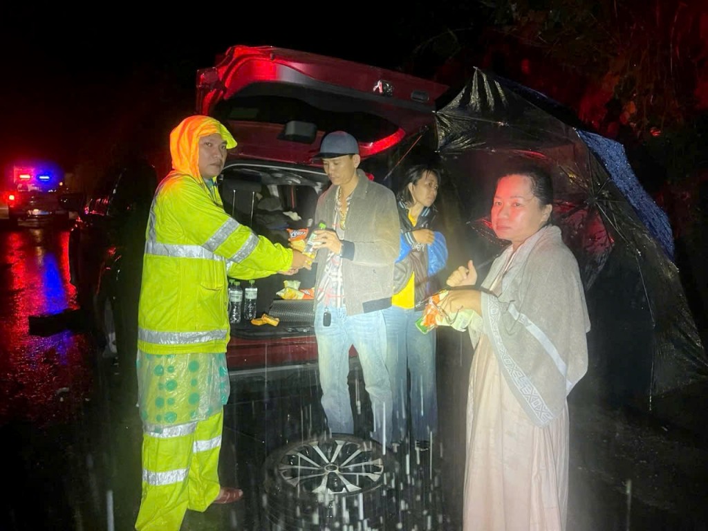 Lực lượng Cảnh sát giao thông chia sẻ nước uống, bánh mì cho người dân trong quá trình lưu thông (Ảnh: CSGT) Lực lượng Cảnh sát giao thông chia sẻ nước uống, bánh mì cho người dân trong quá trình lưu thông (Ảnh: CSGT)