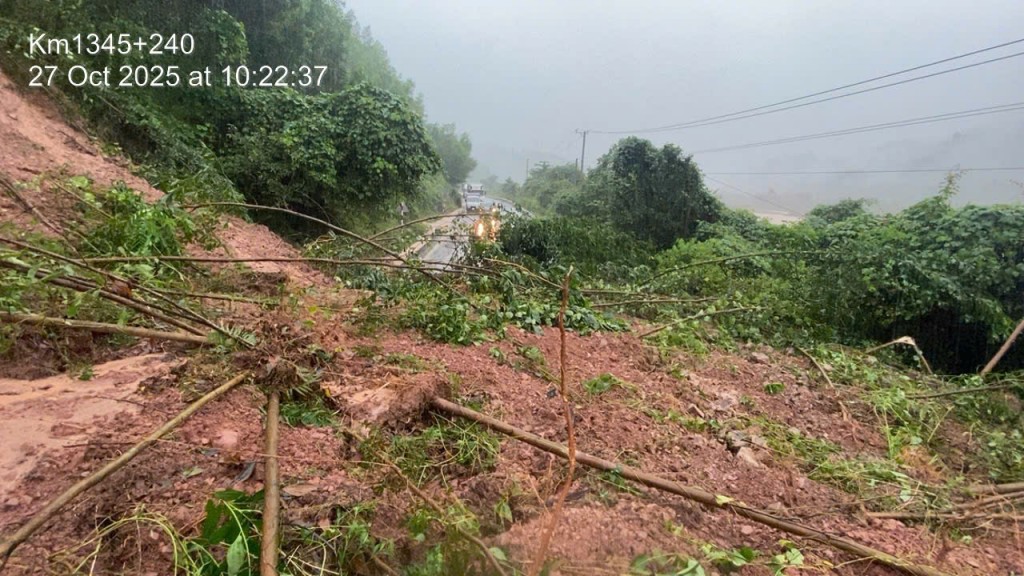 Hiện nay TP Đà Nẵng vẫn đang tiếp tục có mưa lớn, khiến công tác khắc phục gặp nhiều khó khăn Hiện nay TP Đà Nẵng vẫn đang tiếp tục có mưa lớn, khiến công tác khắc phục gặp nhiều khó khăn