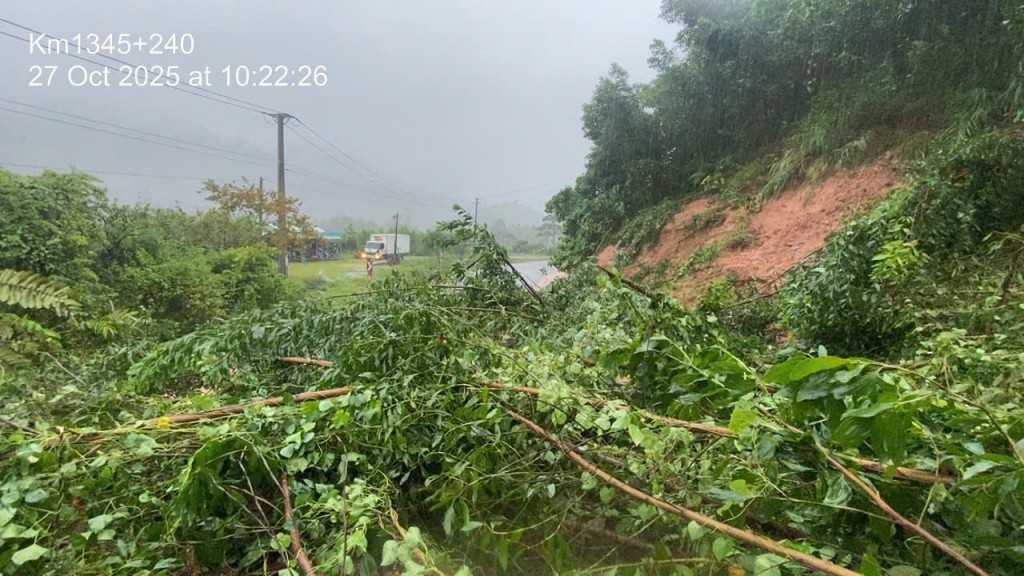 Sạt lở nhiều vị trí trên tuyến đường Hồ Chí Minh, gây ách tắc nghiêm trọng Sạt lở nhiều vị trí trên tuyến đường Hồ Chí Minh, gây ách tắc nghiêm trọng
