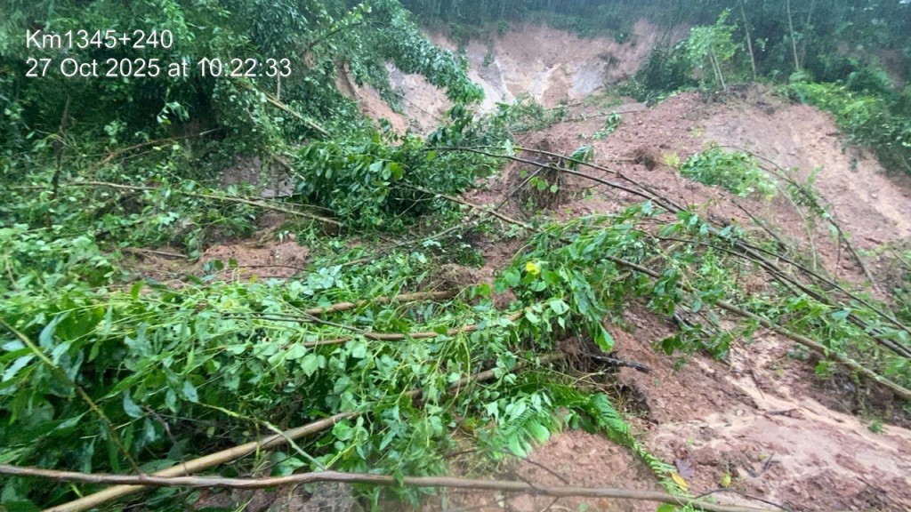 Lượng lớn đất đá từ taluy dương tràn xuống mặt đường Lượng lớn đất đá từ taluy dương tràn xuống mặt đường