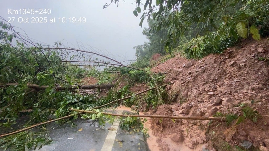 Tuyến đường Hồ Chí Minh đi qua TP Đà Nẵng và tỉnh Quảng Ngãi bị sạt lở nghiêm trọng Tuyến đường Hồ Chí Minh đi qua TP Đà Nẵng và tỉnh Quảng Ngãi bị sạt lở nghiêm trọng