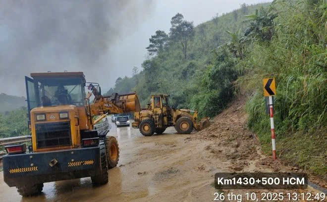 Ách tắc giao thông tại Km1430+500 đường Hồ Chí Minh qua đèo Lò Xo, tỉnh Quảng Ngãi (Ảnh: Cục ĐBVN) Ách tắc giao thông tại Km1430+500 đường Hồ Chí Minh qua đèo Lò Xo, tỉnh Quảng Ngãi (Ảnh: Cục ĐBVN)