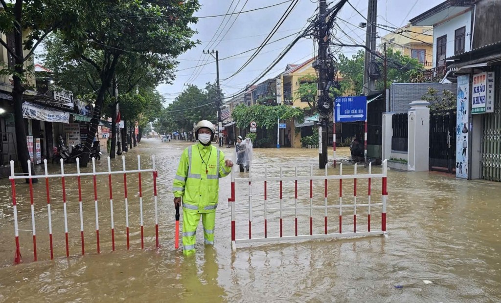 Lực lượng CSGT Công an TP Đà Nẵng kịp thời chốt chặn tại các điểm xung yếu, cắm biển cảnh báo và hướng dẫn người dân không di chuyển vào khu vực nguy hiểm do mưa lũ. (Ảnh: C.A Đà Nẵng) Lực lượng CSGT Công an TP Đà Nẵng kịp thời chốt chặn tại các điểm xung yếu, cắm biển cảnh báo và hướng dẫn người dân không di chuyển vào khu vực nguy hiểm do mưa lũ. (Ảnh: C.A Đà Nẵng)