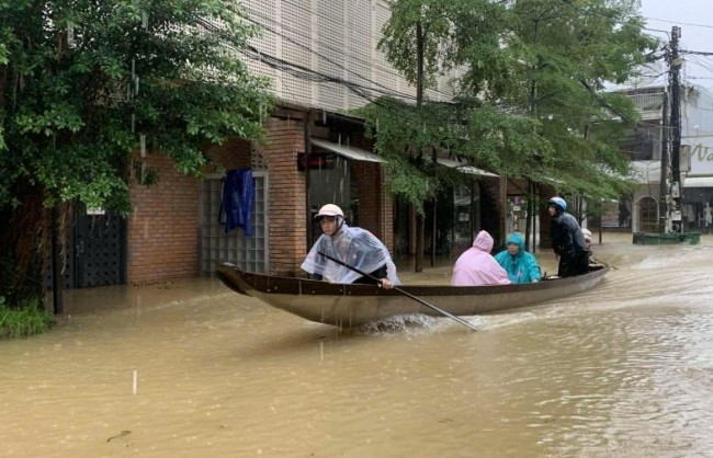 Lũ trên sông Hương vượt báo động 3, TP Huế ngập lụt diện rộng