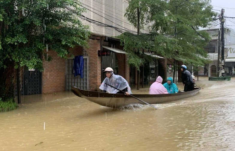 Lũ trên sông Hương vượt báo động 3, TP Huế ngập lụt diện rộng