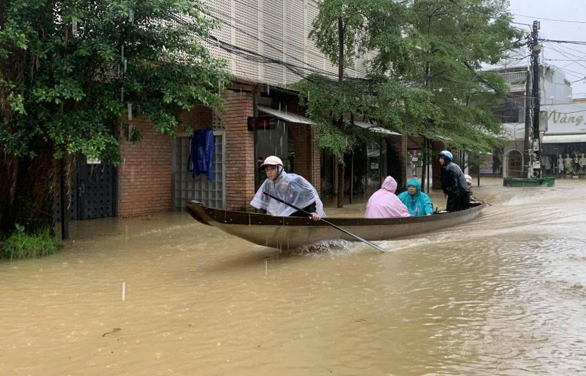 Xử lý nghiêm hành vi “chặt chém” dịch vụ cứu hộ trong mưa lũ