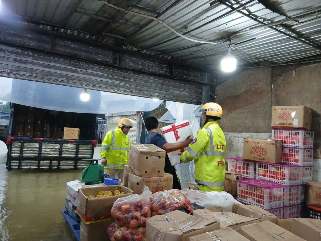 Lực lượng Cảnh sát Giao thông TP Huế hỗ trợ người dân Lực lượng Cảnh sát Giao thông TP Huế hỗ trợ người dân