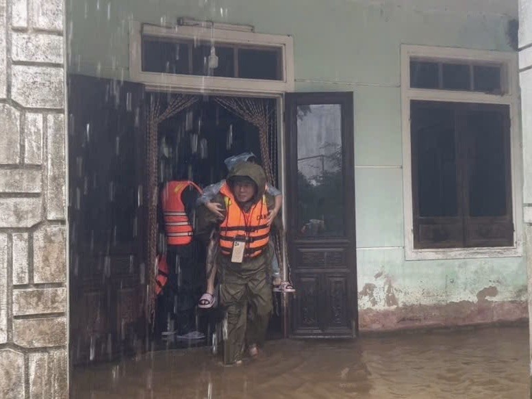 Lực lượng Công an hỗ trợ sơ tán, di dời dân đến nơi an toàn (Ảnh CA) Lực lượng Công an hỗ trợ sơ tán, di dời dân đến nơi an toàn (Ảnh CA)