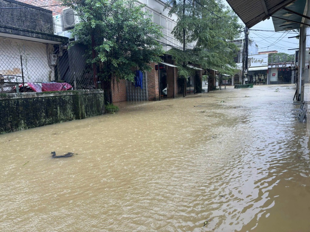 Lượng nước đổ về hạ du đang rất lớn và diễn biến lũ còn phức tạp trong thời gian tới Lượng nước đổ về hạ du đang rất lớn và diễn biến lũ còn phức tạp trong thời gian tới