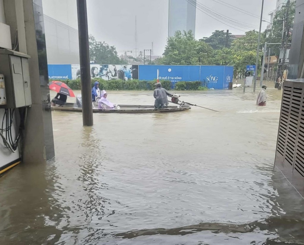 Nhiều tuyến đường trung tâm TP Huế người dân dùng thuyền di chuyển Nhiều tuyến đường trung tâm TP Huế người dân dùng thuyền di chuyển