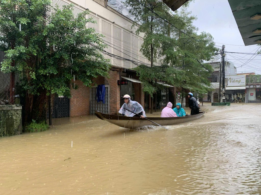 Nhiều điểm tại TP Huế ngập sâu, người dân phải dùng thuyền làm phương tiện di chuyển