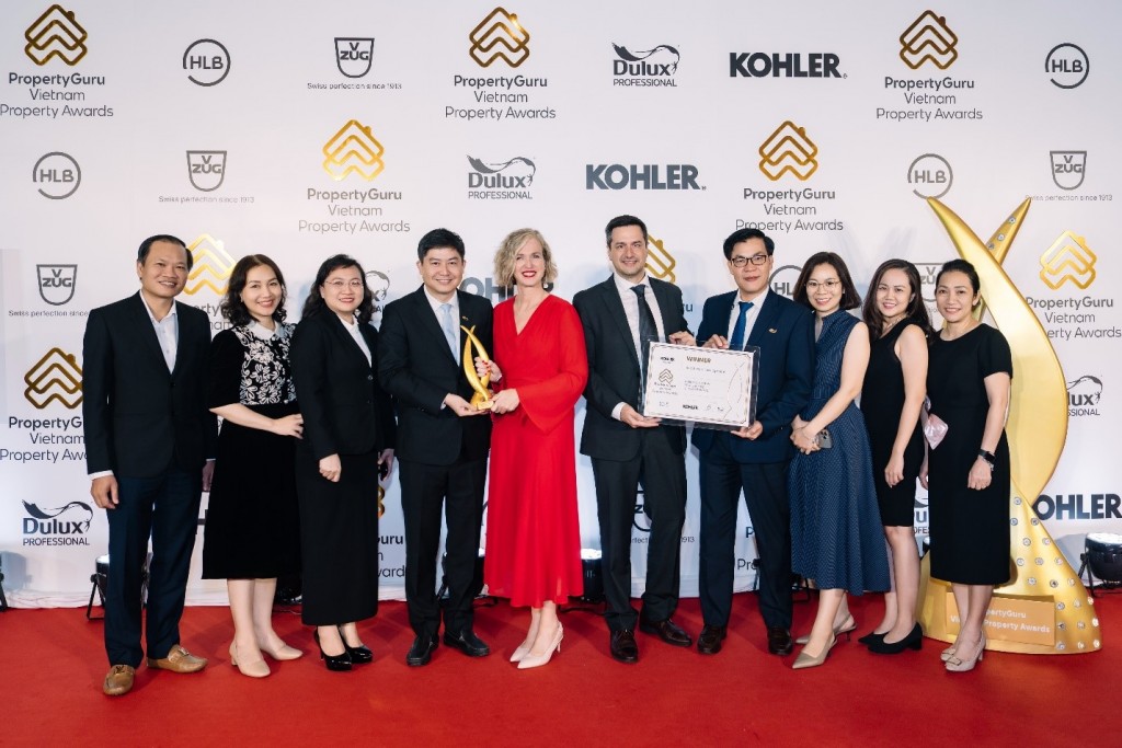 2.	Khoảnh khắc đáng nhớ của CityLand Group và đại diện Meliá Hotels International tại Lễ trao giải Vietnam Property Awards lần thứ 11