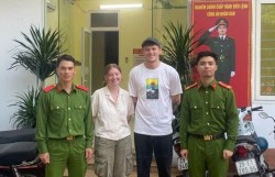 Công an phường Ba Đình tìm lại tài sản bị mất cho du khách nước ngoài