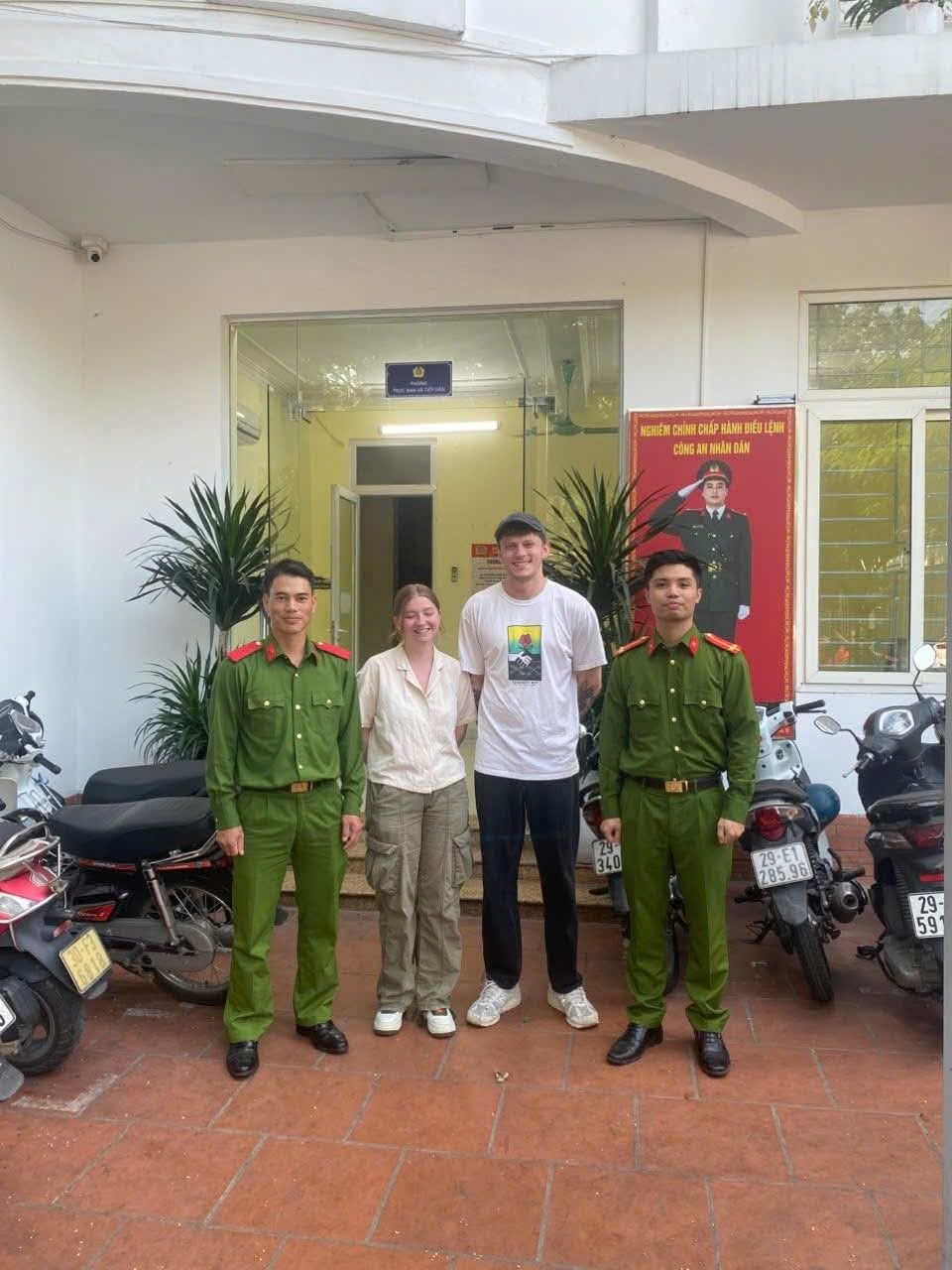 Công an phường Ba Đình tìm lại tài sản bị mất cho du khách nước ngoài