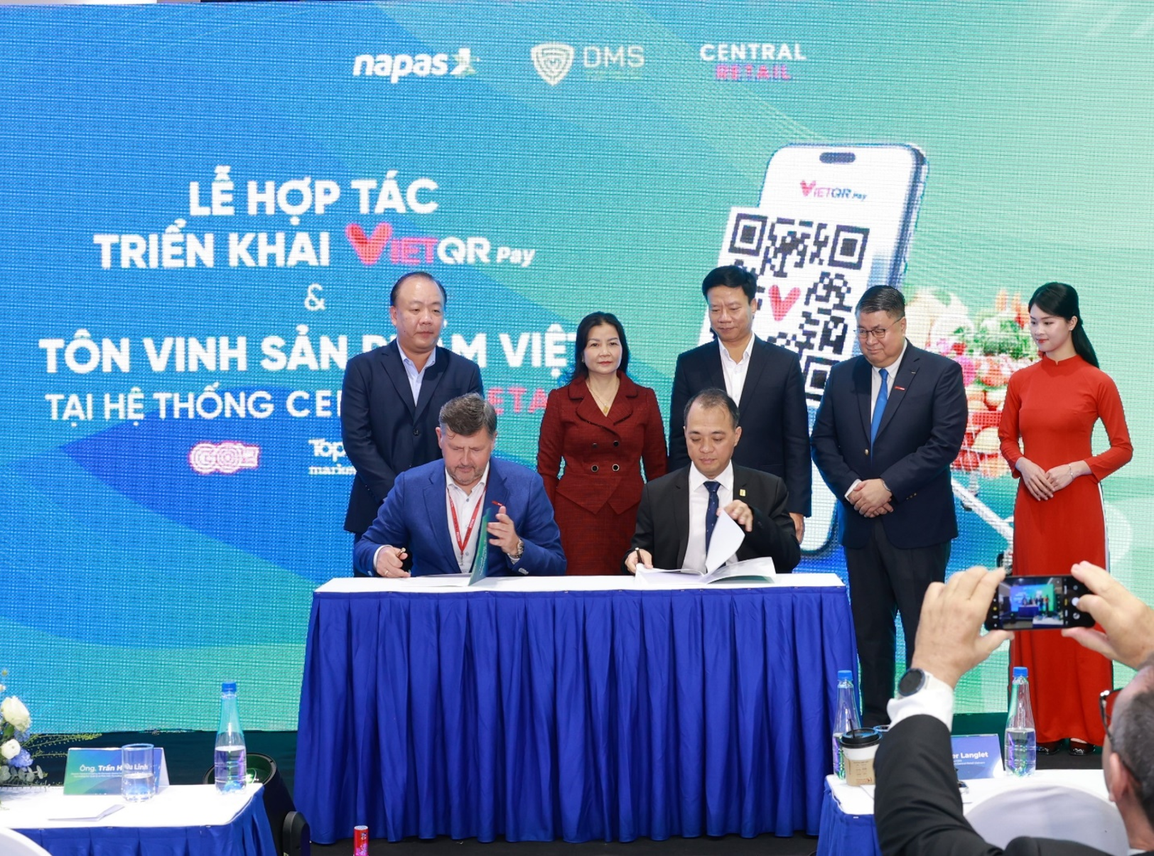 Lễ ký hợp tác triển khai VIETQRPay tại hệ thống siêu thị thuộc tập đoàn Central Retail Việt Nam Lễ ký hợp tác triển khai VIETQRPay tại hệ thống siêu thị thuộc tập đoàn Central Retail Việt Nam