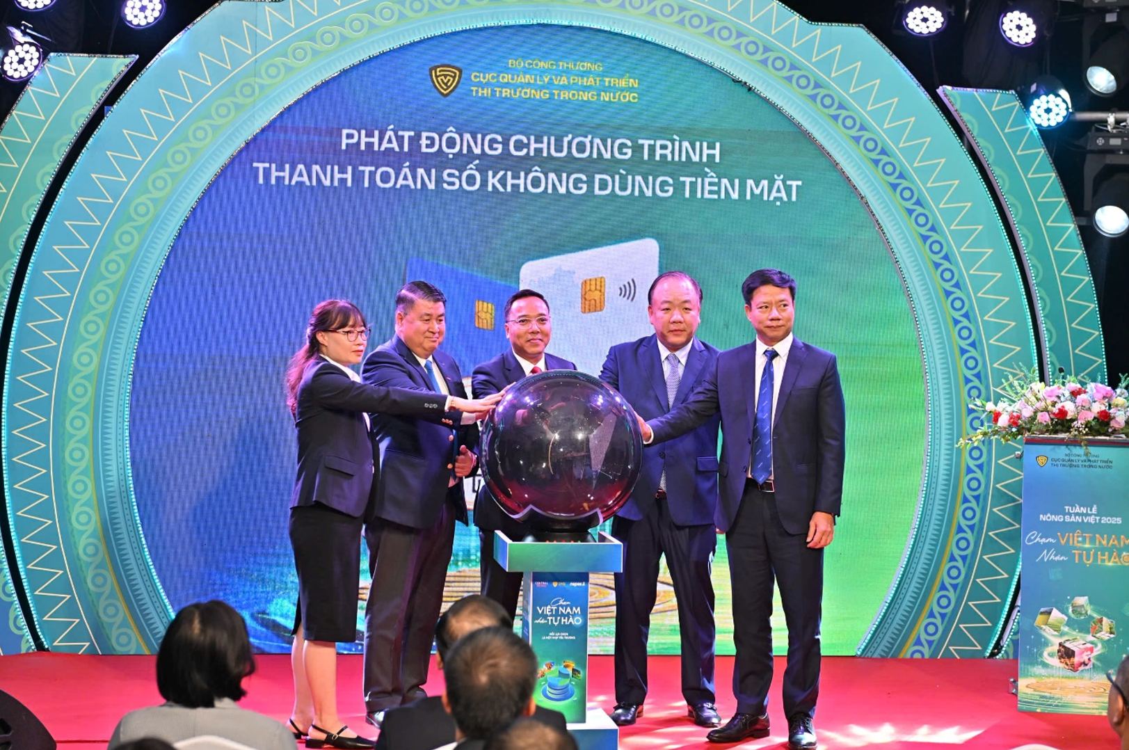 Tổng Giám đốc NAPAS Nguyễn Quang Minh tham gia phát động chương trình thanh toán không dùng tiền mặt Tổng Giám đốc NAPAS Nguyễn Quang Minh tham gia phát động chương trình thanh toán không dùng tiền mặt