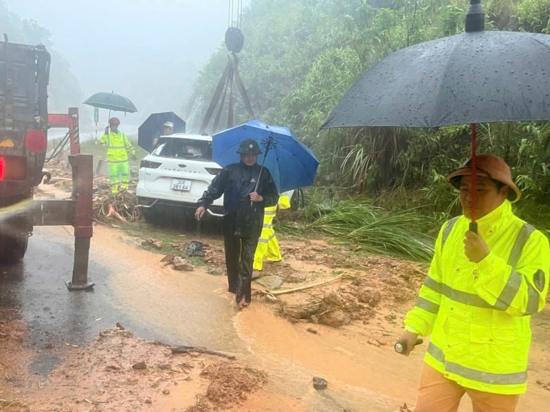 Lực lượng chức năng cứu hộ phương tiện bị đất đá sạt lở chặn trên cao tốc La Sơn - Túy Loan (Ảnh CA) Lực lượng chức năng cứu hộ phương tiện bị đất đá sạt lở chặn trên cao tốc La Sơn - Túy Loan (Ảnh CA)