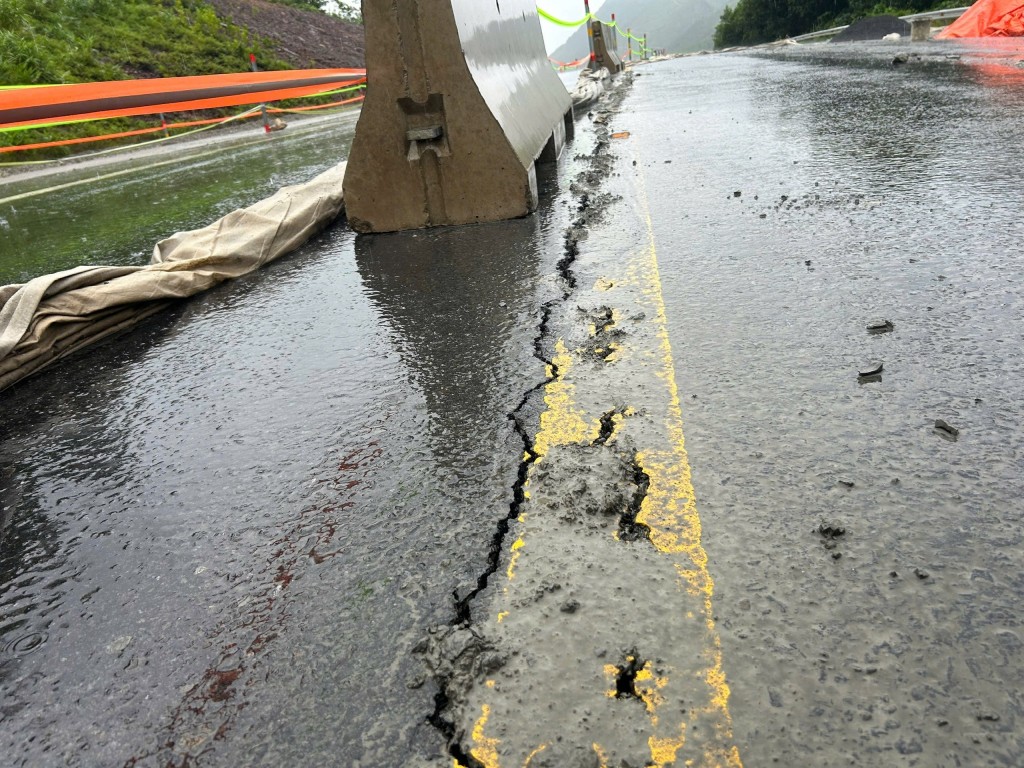 Tuyến cao tốc La Sơn - Túy Loan xuất hiện nhiều vết nứt dài (Ảnh Đ.Minh) Tuyến cao tốc La Sơn - Túy Loan xuất hiện nhiều vết nứt dài (Ảnh Đ.Minh)